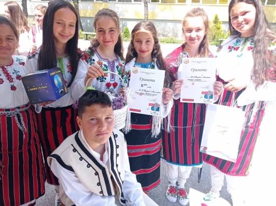 На фестивала на училищната песен на 5 май в гр.Разлог спечелихме II-ро място.